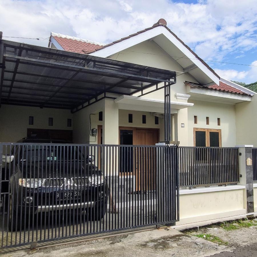 Choko Homestay Colomadu Bagian luar foto